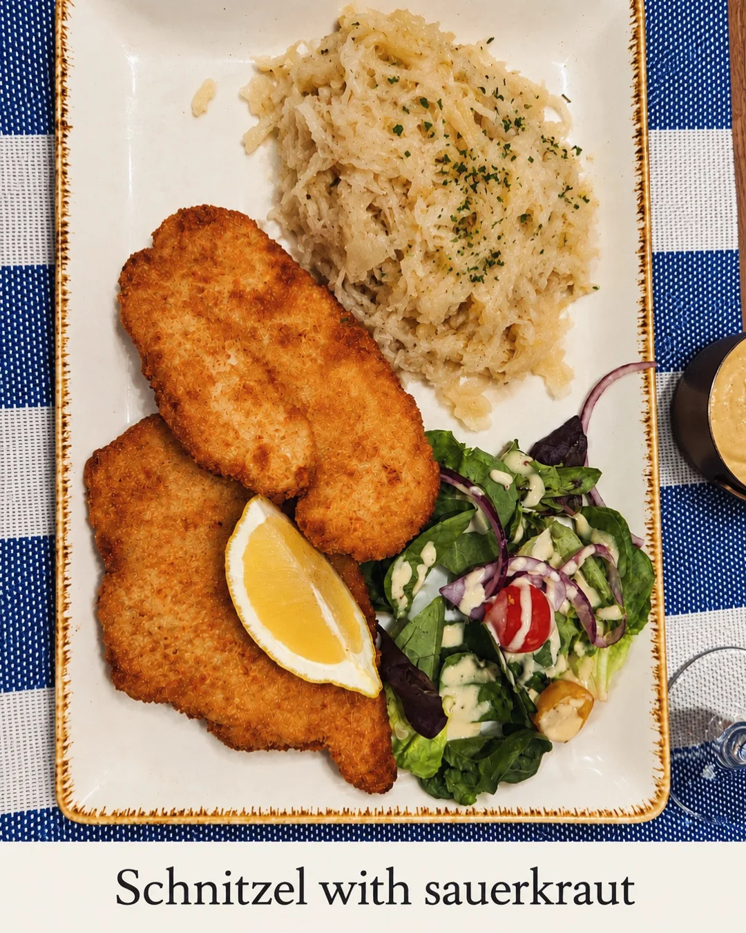 Schnitzel et choucroute photographiés à la brasserie